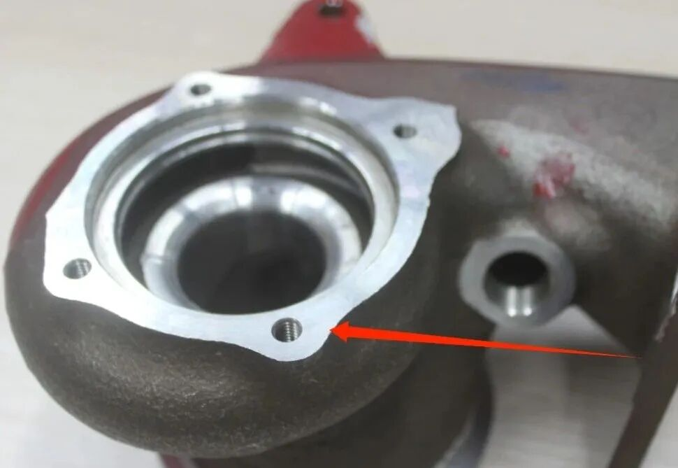 Automotive turbine housing from the HC M8 blind-hole tapping case, with a red arrow indicating the flange thread location